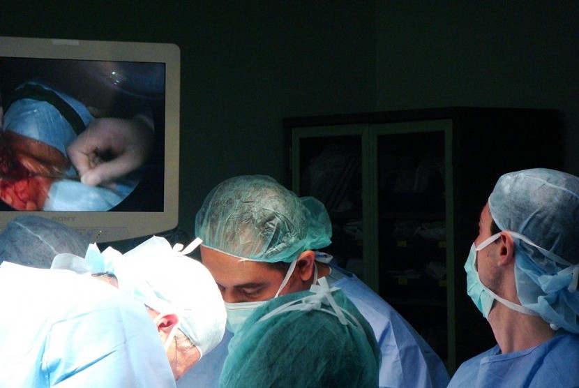 Dokter spesialis sedang melakukan operasi (ilustrasi)