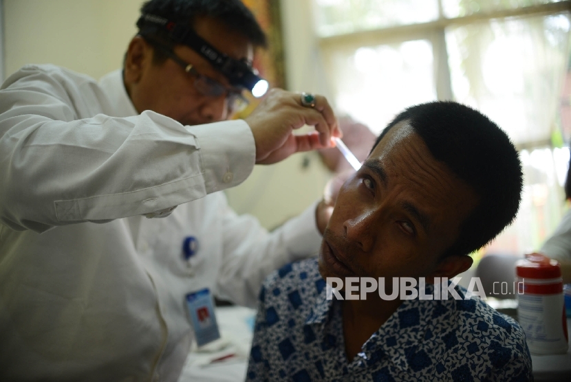 Dokter melakukan pembersihan kotoran telinga kepada pasiennya. (Ilustrasi)