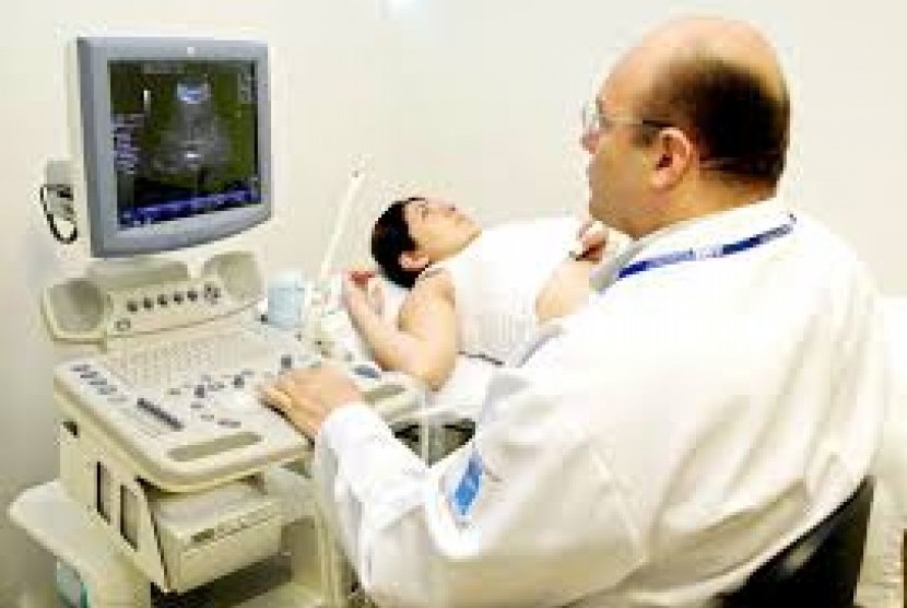 Dokter melakukan pemeriksaan janin secara ultrasound pada ibu hamil.