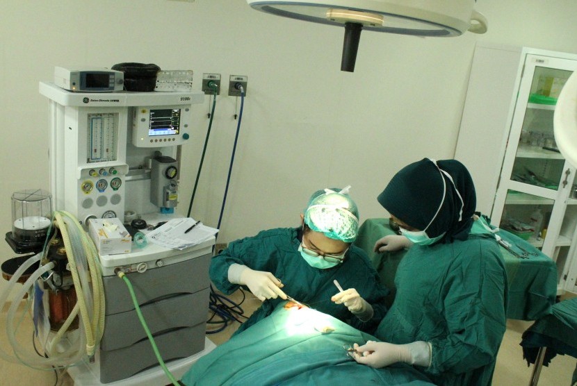 Dokter melakukan proses operasi bibir sumbing seorang anak saat kegiatan donasi operasi bibir sumbing dan langit langit sumbing, di RS Hermina, Galaxy, Bekasi, Jawa Barat, Sabtu (25/5/2019).