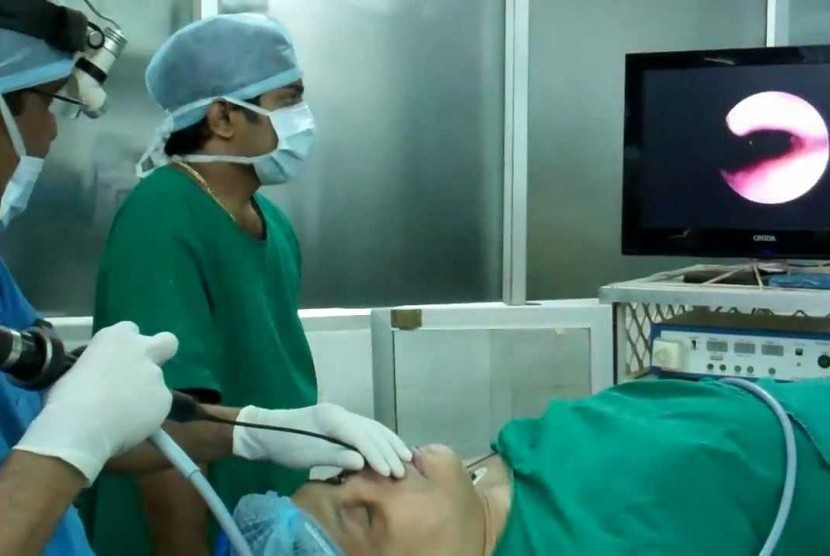 Dokter melalukan praktik endoskopi dengan memasukkan selang kecil ke dalam tubuh untuk melihat ada atau tidaknya masalah dalam tubuh./ilustrasi