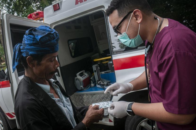 Dokter memberikan resep obat ke warga suku Badui di Rangkasbitung, Kabupaten Lebak, Provinsi Banten, Selasa (10/5/2022). 