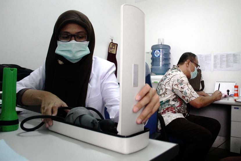 Dokter memeriksa pasien di Puskesmas Johar Baru, Jakarta Pusat, Kamis (12/6). Puskesmas dan RSUD di DKI Jakarta akan menjadi tempat vaksinasi Covid-19.