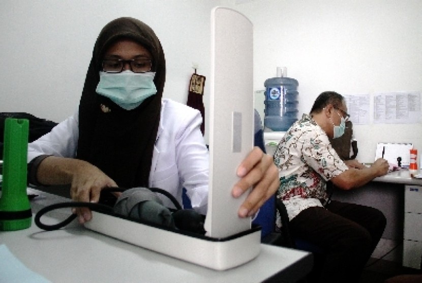 Dokter memeriksa pasien di Puskesmas Johar Baru, Jakarta Pusat.
