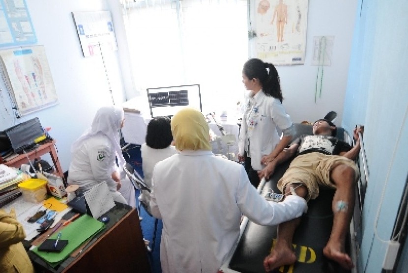Dokter memeriksa pasien (ilustrasi).
