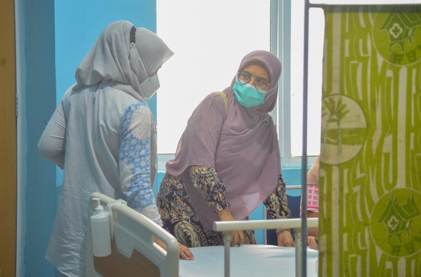Dokter mengecek kondisi anak yang dirawat dengan dugaan gagal ginjal akut di RSUP Dr M Djamil, Padang, Sumatera Barat. 