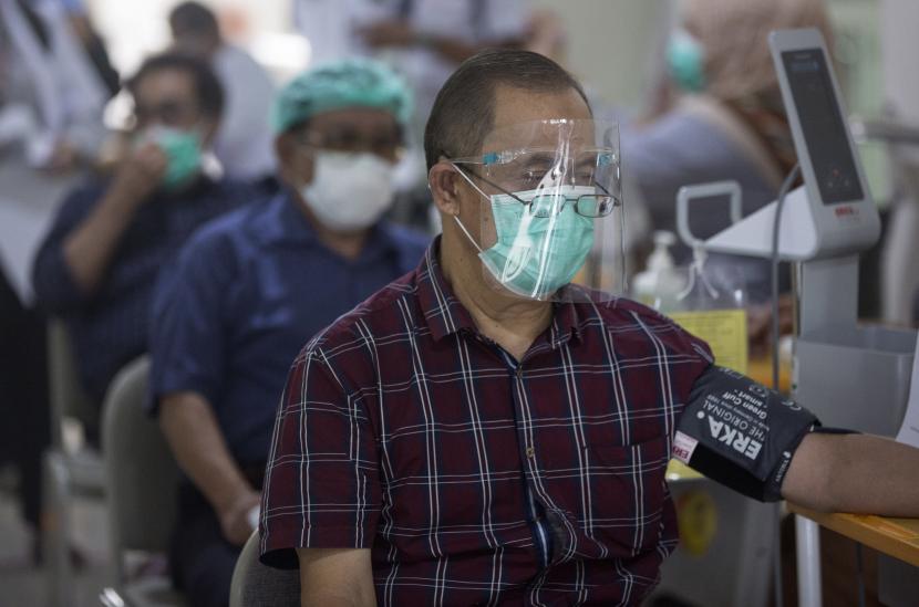  Dokter menjalani pemeriksaan kesehatan sebelum menerima suntikan vaksin COVID-19 saat vaksinasi untuk tenaga medis berusia di atas 60 tahun di Rumah Sakit Adam Malik di Medan, Sumatera Utara, Indonesia, Senin, 8 Februari 2021. 