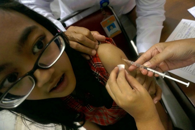 Dokter menyuntikkan vaksin campak dan rubella (measles and rubella/MR) kepada anak dengan faktor risiko kondisi ikutan pascaimunisasi di RSUD dr Iskak, Tulungagung, Jawa Timur, Rabu (23/8).