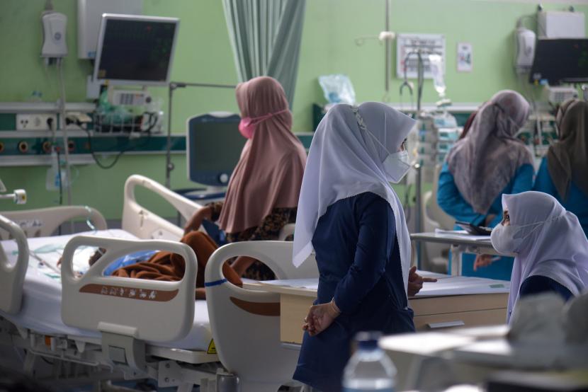 Dokter merawat pasien anak penderita gagal ginjal akut. Dinas Kesehatan (Dinkes) Kabupaten Bogor mencatat ada tiga anak di Kabupaten Bogor meninggal karena gagal ginjal akut. 