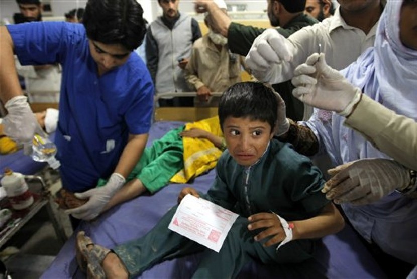 Dokter Pakistan merawat korban gempa di Peshawar, pakistan, Senin, 26 Oktober 2015.