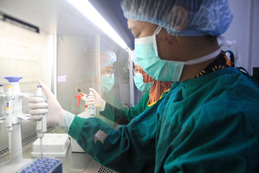 Dokter patologi klinik menunjukkan cara kerja alat Polymerase Chain Reaction (PCR) di Ruang Ektraksi DNA dan RNA Laboratorium Mikrobiologi RSUD Sidoarjo, Jawa Timur.
