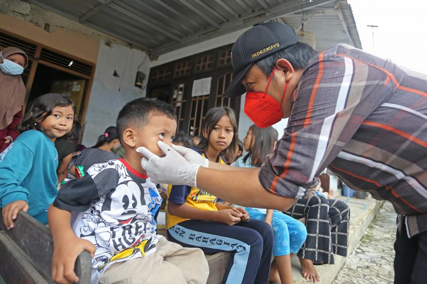 Dokter Puskesmas Kecamatan Lohbener memeriksa kesehatan sejumlah anak dalam rangka pencegahan penyakit hepatitis akut di Desa Pamayahan, Indramayu, Jawa Barat, Sabtu (14/5/2022). Kegiatan sosialisasi tersebut dalam rangka mitigasi penularan penyakit hepatitis akut. 