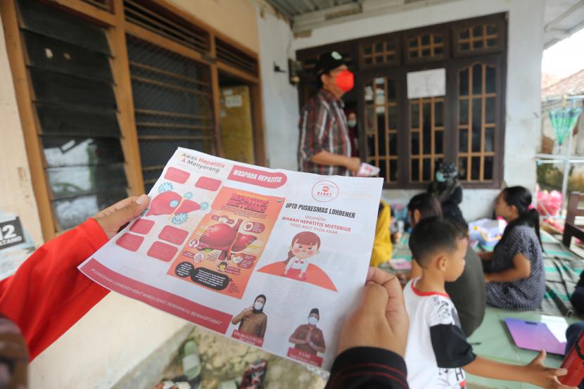 Dokter Puskesmas Kecamatan Lohbener mensosialisasikan tentang penyakit hepatitis akut di Desa Pamayahan, Indramayu, Jawa Barat, Sabtu (14/5/2022). Kegiatan sosialisasi tersebut dalam rangka mitigasi penularan penyakit hepatitis akut.