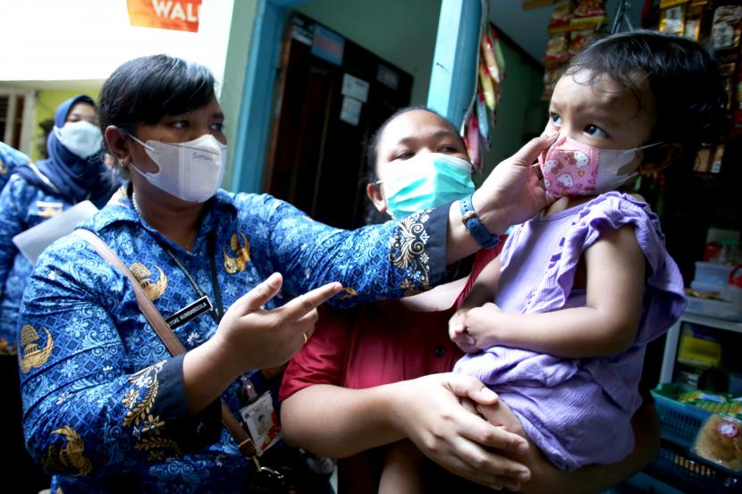 Dokter Puskesmas Kecamatan Sawah Besar memberikan sosialisasi tentang penyakit hepatitis akut di Mangga Dua Selatan, Jumat (13/5/2022). Kegiatan sosialisasi tersebut dalam rangka mitigasi penularan penyakit hepatitis akut.