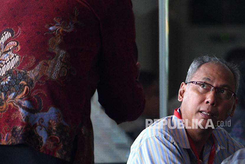 Dokter Rumah Sakit Medika Permata Hijau, Bimanesh Sutarjo menunggu untuk diperiksa di gedung KPK, Jakarta, Jumat (12/1).