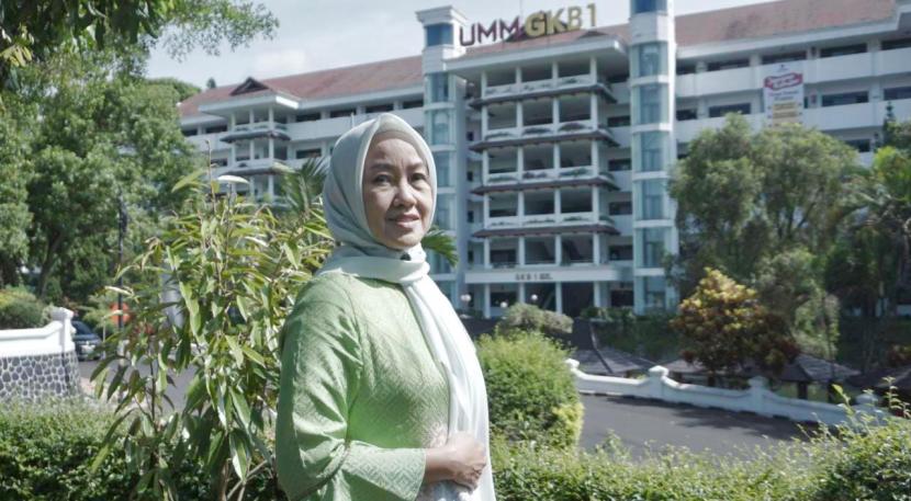 Dokter Rumah Sakit (RS) Universitas Muhammadiyah Malang (UMM), Ruby Riana Asparini mengulik secara mendalam mengenai transplantasi rambut. Pembahasan ini termasuk keamanan operasi tersebut dan prosedurnya.