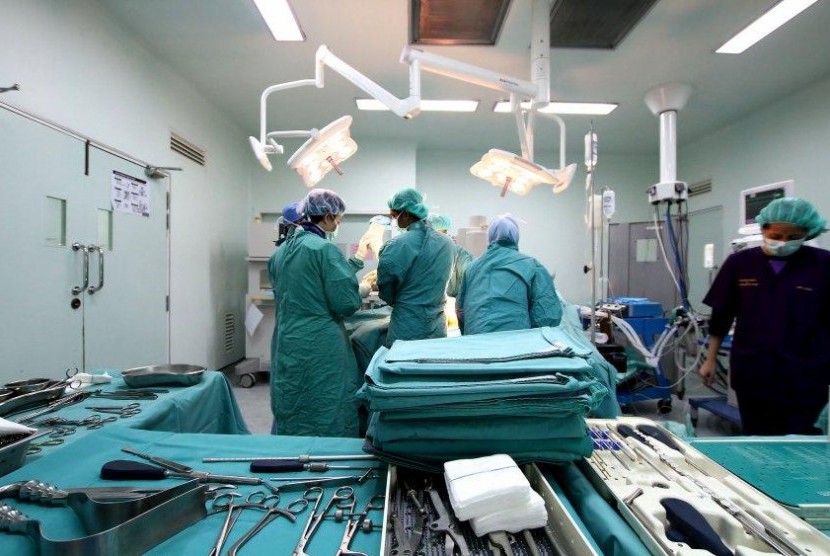 Dokter sedang melakukan operasi. Seorang pasien dari India memiliki ginjal seberat 7,4 kilogram setelah terkena penyakit Autosomal Dominant Polycystic Kidney Disease. 