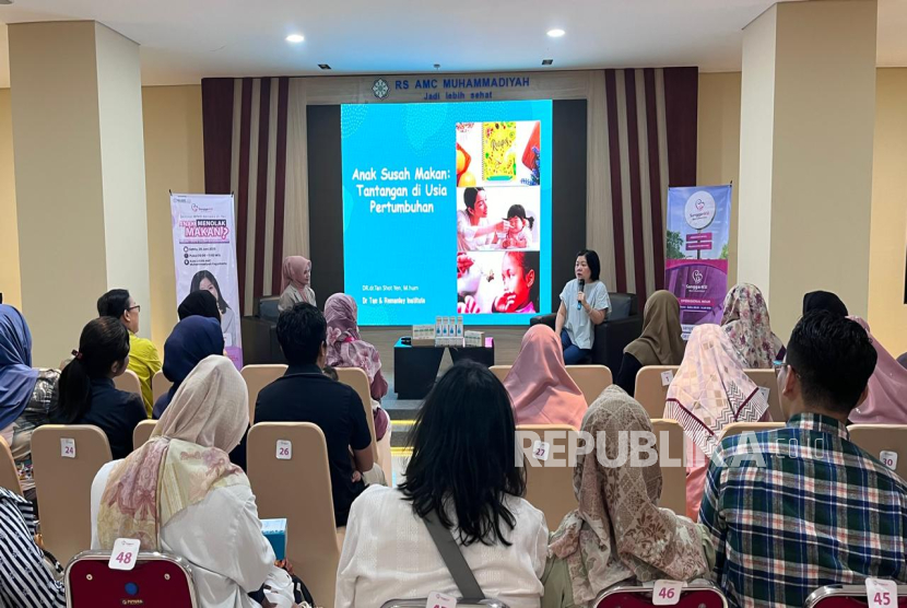Dokter sekaligus pakar gizi masyarakat dr Tan Shot Yen, saat mengedukasi para peserta terkait MPASI yang baik dan benar melalui seminar yang digelar di RS AMC Yogyakarta, Sabtu (26/6/2025). 