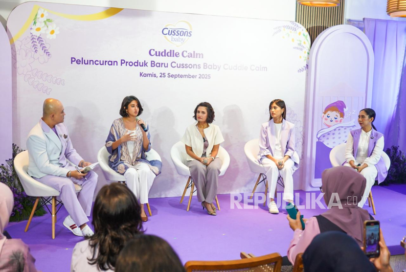 Dokter spesialis anak dr Dimple Nagrani, Sp.A (memegang mikrofon) saat peluncuran rangkaian produk Cussons Baby Cuddle Calm di Jakarta pada Kamis (25/9/2025).