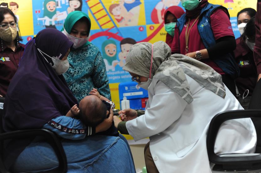 Dokter Spesialis anak menyuntikkan vaksin imunisasi ke bayi di Puskesmas Talang Jambe Palembang, Sumatra Selatan.(ilustrasi) 