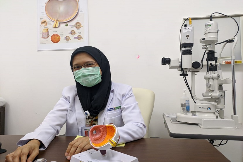 Dokter spesialis mata dari Siloam Hospitals Yogyakarta, dr Alia Narwastu M, Sp.M., turut mengingatkan akan penyakit katarak dapat menyerang semua kalangan manusia lanjut usia (manula) hingga bayi sejak didalam kandungan.