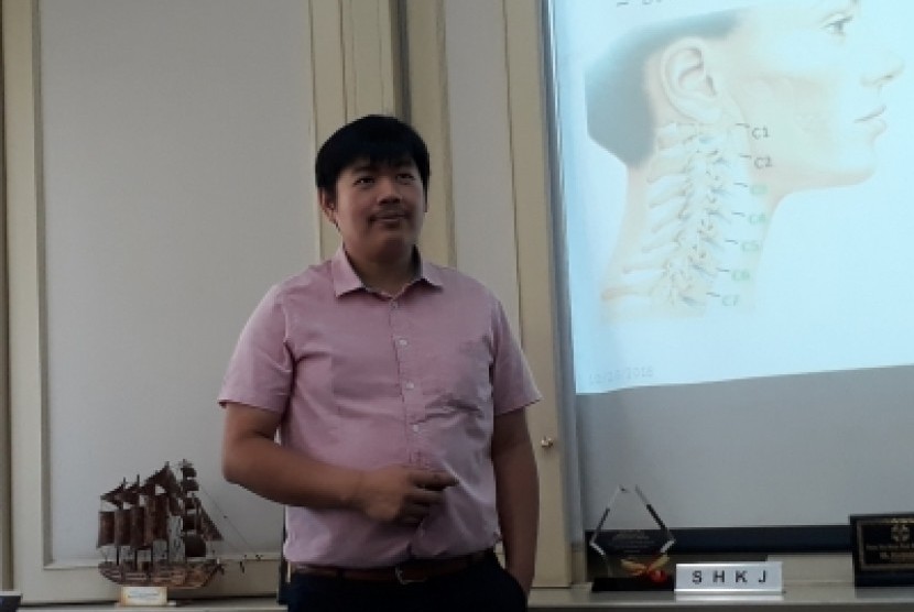 Dokter Spesialis Ortopedi dan Traumatologi Phedy usai menjelaskan terkait jepitan saraf leher di Siloam Hospitals Kebon Jeruk, Jakarta Barat, Jumat (26/10).