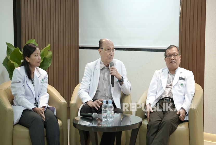 Dokter spesialis penyakit dalam konsultan ginjal dan hipertensi, dr. Ni Made Hustrini, Sp.PD-KGH (kiri) dan Prof. Dr. Jose Roesma, Ph.D, Sp.PD-KGH (tengah)