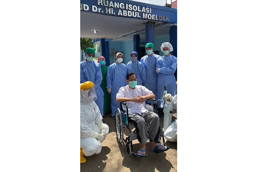 Dokter Suharsono,salah satu pasien yang dinyatakan sembuh dari Covid-19 setelah menjalani perawatan di RSUD Abdul Moeloek Lampung, Kamis (16/4). 
