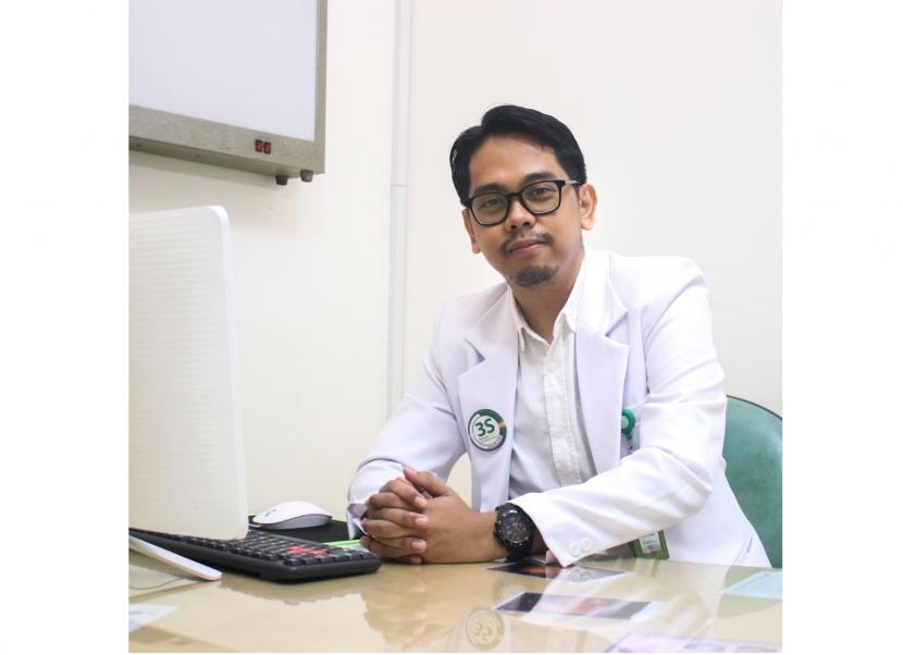 Dokter Umum RS Sari Asih Karawaci Tangerang Fadli Ambara memberikan tips puasa bagi penderita GERD.