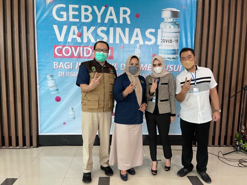 Dokter yang juga pengusaha skin care asal Cimahi, dr Elis Ratna  (kedua dari kanan) ikut partisipasi pemberian vaksin Covid-19 kepada ibu hamil.