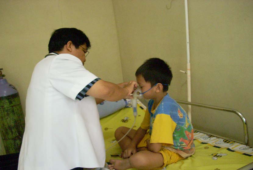 Dokter sedang memeriksa anak di rumah sakit (ilustrasi). Hepatitis misterius belum tentu mewabah di dunia meski berstatus kejadian luar biasa.