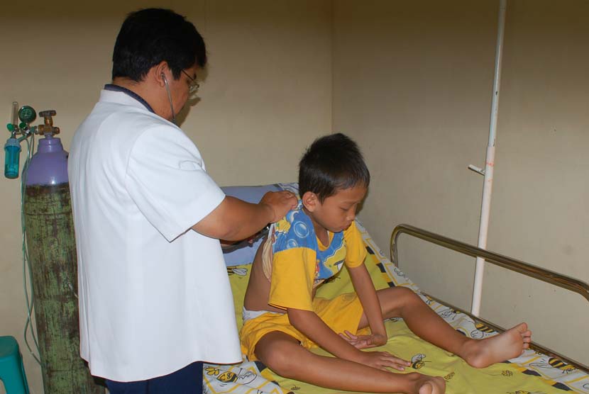 Dokter yang sedang memeriksa anak di rumah sakit (ilustrasi). Pneumonia merupakan penyakit infeksi utama penyebab kematian pada anak di dunia.