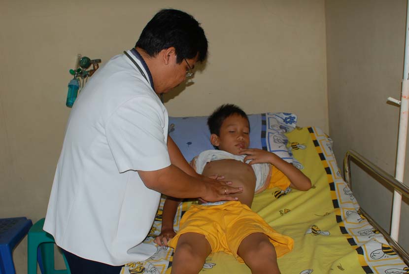 Dokter yang sedang memeriksa anak (ilustrasi). Kementerian Kesehatan RI menginginkan pelaku kekerasan terhadap dua dokter di Lampung Barat memperoleh hukuman yang setimpal sebagai bentuk pembelajaran bagi masyarakat.