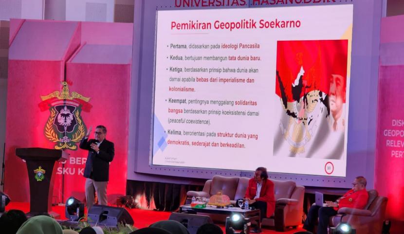Doktor Ilmu Pertahanan Hasto Kristiyanto dalam kuliah umum mengenai Geopolitik Soekarno di Kampus Universitas Hasanuddin (Unhas) di Makassar, Kamis (28/7/2022).
