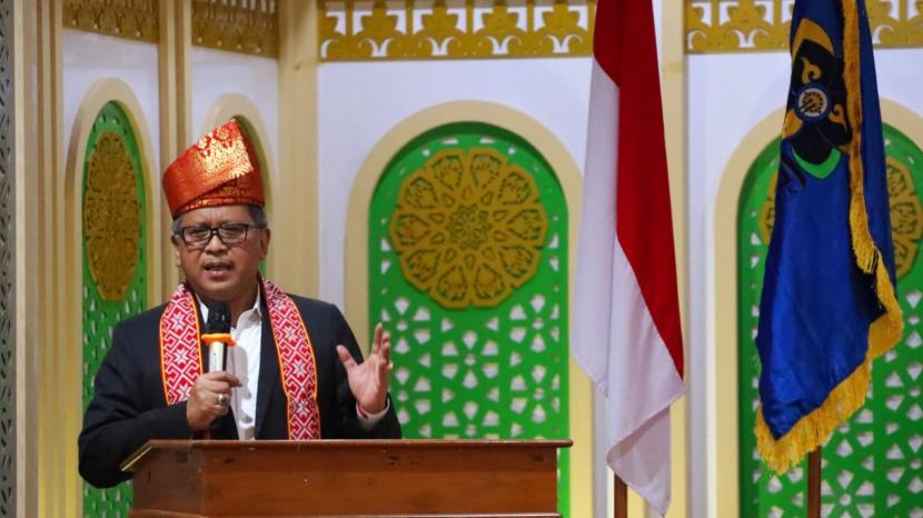 Doktor Ilmu Pertahanan Hasto Kristiyanto menyampaikan paparan dengan tema Pancasila dan Api Islam di kampus IAIN Pontianak, Jumat (26/8/2022) pagi. 