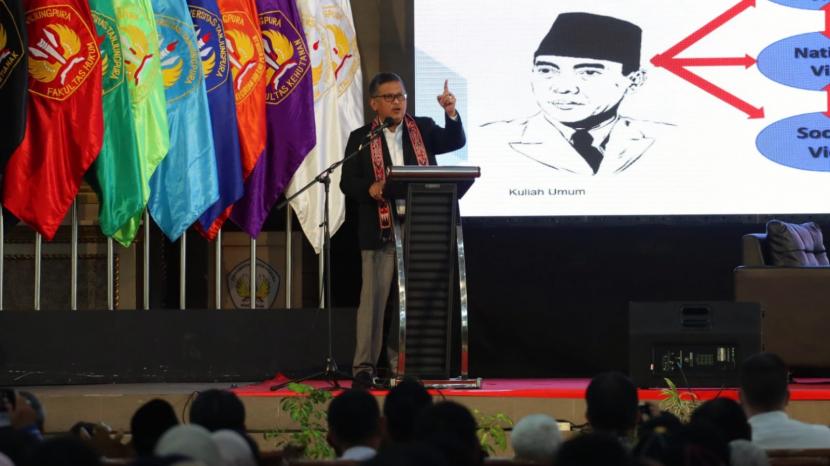 Doktor Ilmu Pertahanan jebolan Universitas Pertahanan RI, Hasto Kristiyanto
