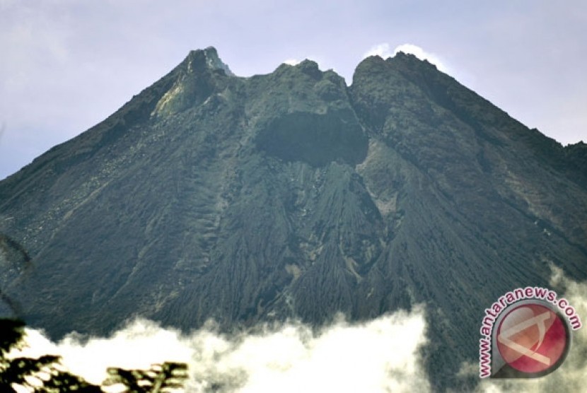 Dokumen foto kubah lava Gunung Merapi yang terbentuk akibat erupsi tahun 2010 diabadikan dari Desa Ngargosoko, Dukun, Magelang, Jawa Tengah