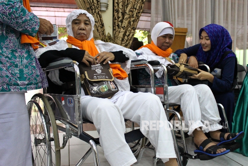 Calon Haji menerima paspor saat tiba di Asrama Haji Bekasi, Jawa Barat, Senin (31\7).