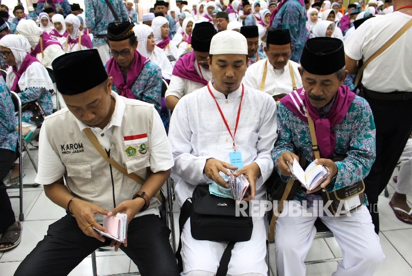 Calon haji menerima paspor saat tiba di Asrama Haji Bekasi, Jawa Barat, Senin (31\7).