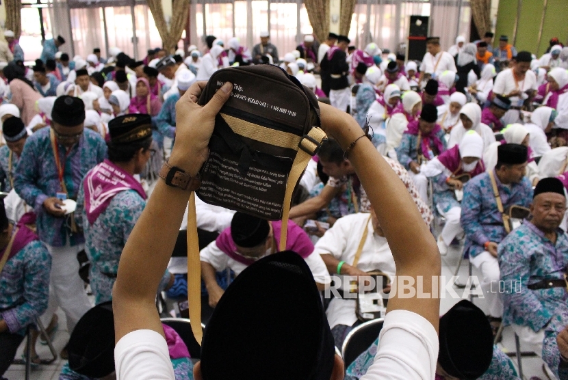 Petugas memberikan penjelasan cara penyimpanan dokumen dan paspor di Asrama Haji Bekasi, Jawa Barat, Senin (31\7).
