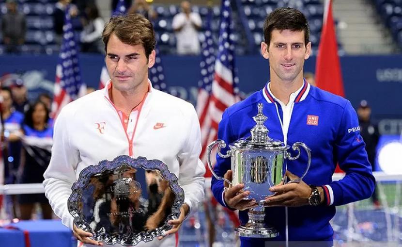 Dokumentasi - Novak Djokovic (kanan) dari Serbia dan Roger Federer dari Swiss berpose dengan trofi mereka di akhir pertandingan final tunggal putra US Open 2015 di USTA Billie Jean King, New York, Amerika Serikat (13/9/2015). 