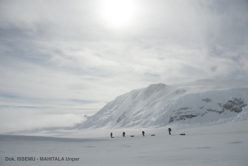 Dokumentasi perjalanan tim Issemu menuju puncak Gunung Vinson Massif.