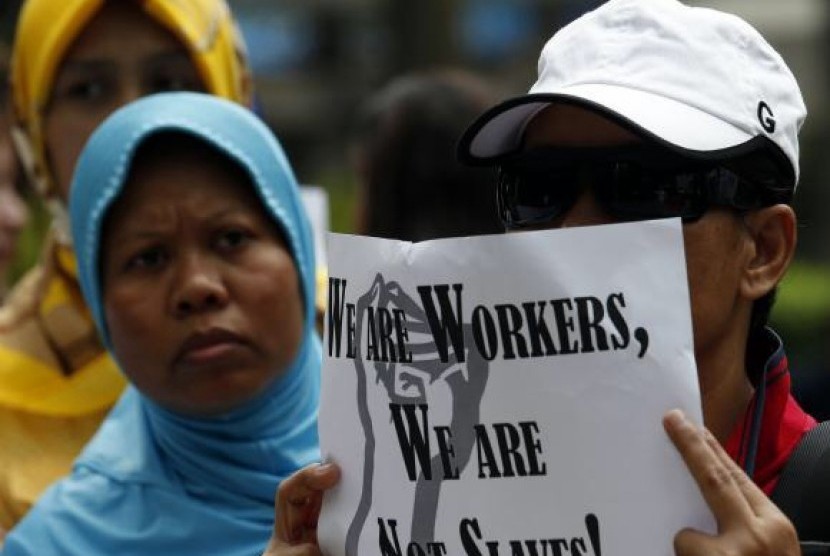 Domestic helpers rally in support of an Indonesian maid who was tortured by her employers, outside Wanchai District Court in Hong Kong September 18, 2013.