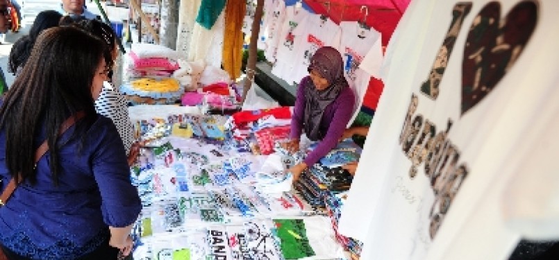 Domestic tourists flock a busy street in Bandung, where creative economic activities are flurishing. 