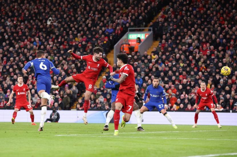 Dominik Szoboszlai dari Liverpool mencetak gol  pada pertandingan sepak bola Liga Primer Inggris ke gawang Chelsea FC, di Anfield, Liverpool, Kamis (1/2/2024) dini hari WIB.