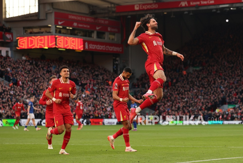 Dominik Szoboszlai dari Liverpool merayakan golnya ke gawang Ipswich Town dalam pertandingan Liga Primer Inggris di Anfield, Liverpool, 25 Januari 2025. 