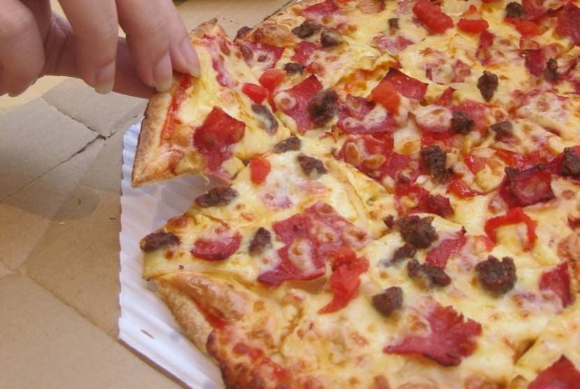 Agar tak alot, hangatkan piza yang tersisa selama 30 detik di microwave. Jangan lupa meletakkan segelas air di samping piza.