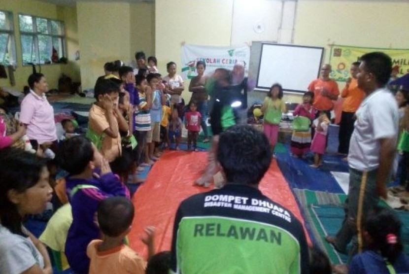 Dompet Dhuafa mendirikan dapur umum dan menghibur anak pengungsi banjir Baleendah, Bandung.