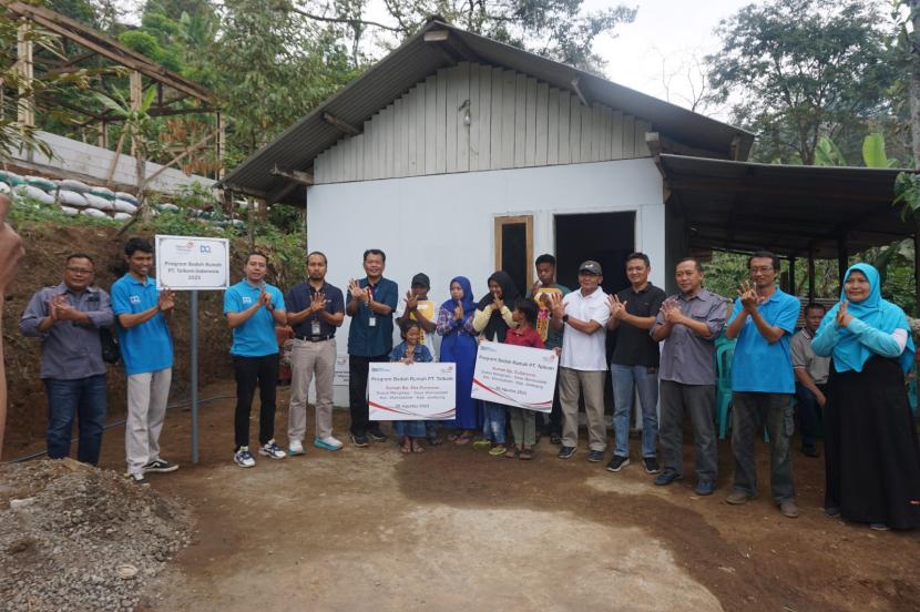 Dompet Al-Quran Indonesia (DQ) berkolaborasi dengan PT. Telkom Indonesia meluncurkan program bedah rumah untuk para dhuafa. 