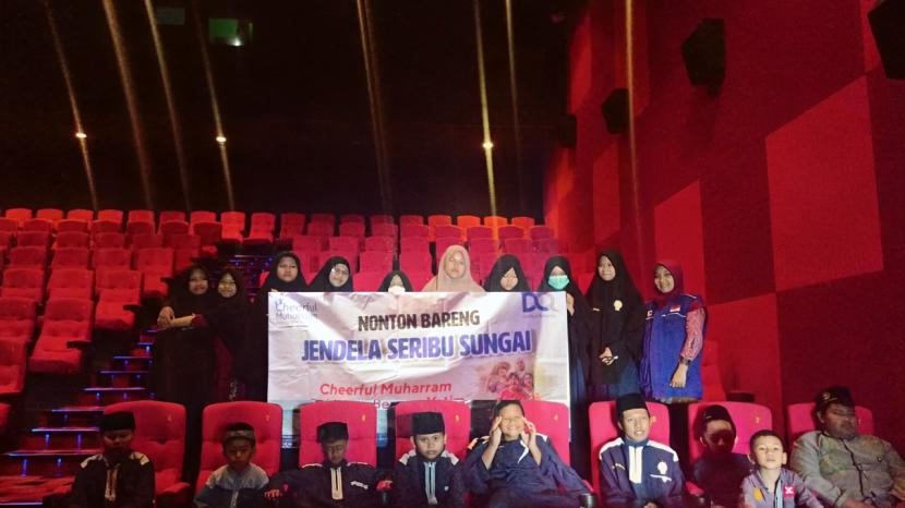 Dompet Al-Quran Indonesia mengajak 20 anak yatim beserta 3 pendampingnya untuk menonton film Jendela Seribu Sungai